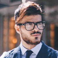 Kommentarprofil: Person mit Fokus auf UI-Systeme